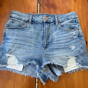 AMERICAN EAGLE CURVY HI-RISE SHORTS
